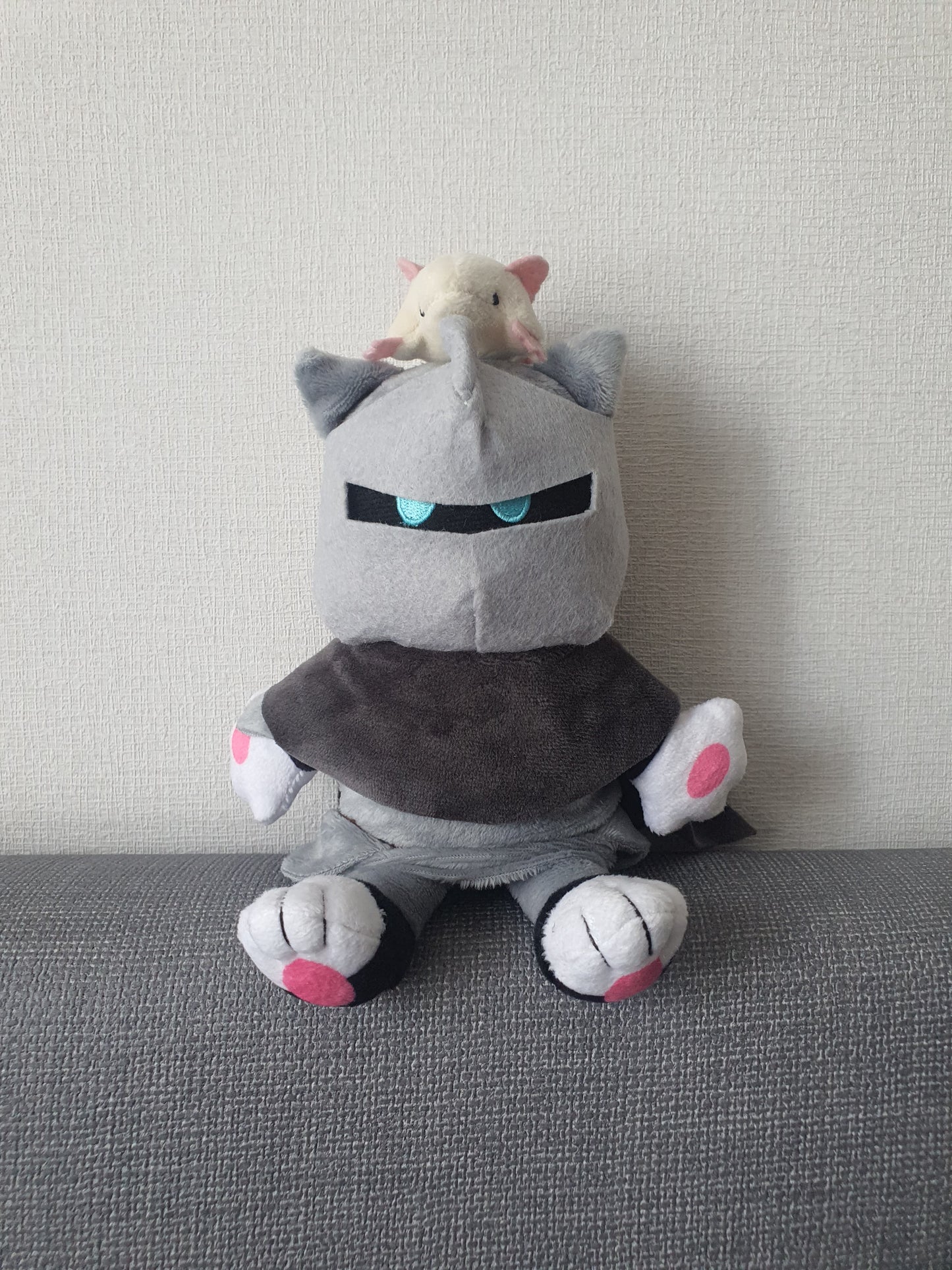 Cat knights with a rat