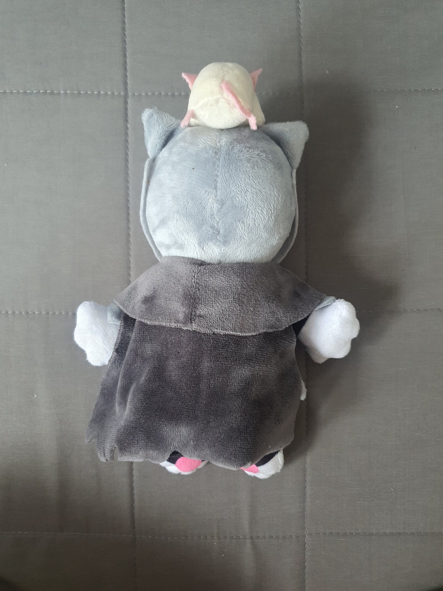 Cat knights with a rat