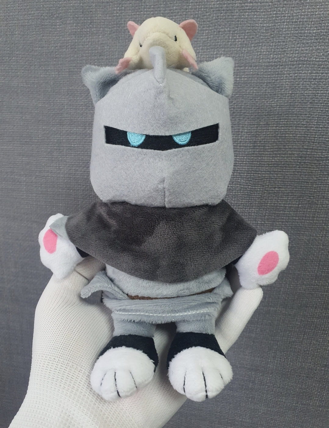 Cat knights with a rat